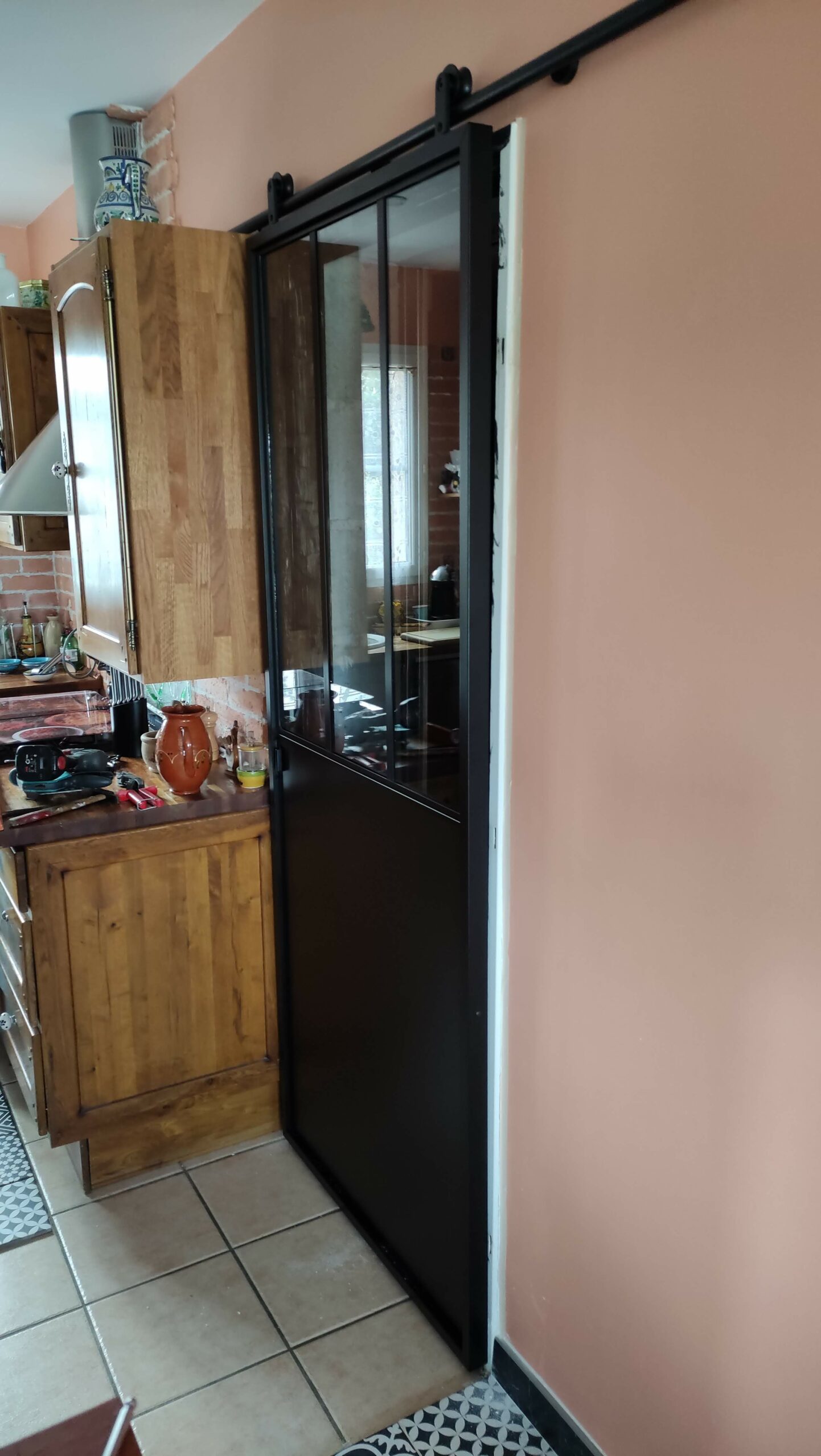 Pose d’une porte coulissante style atelier