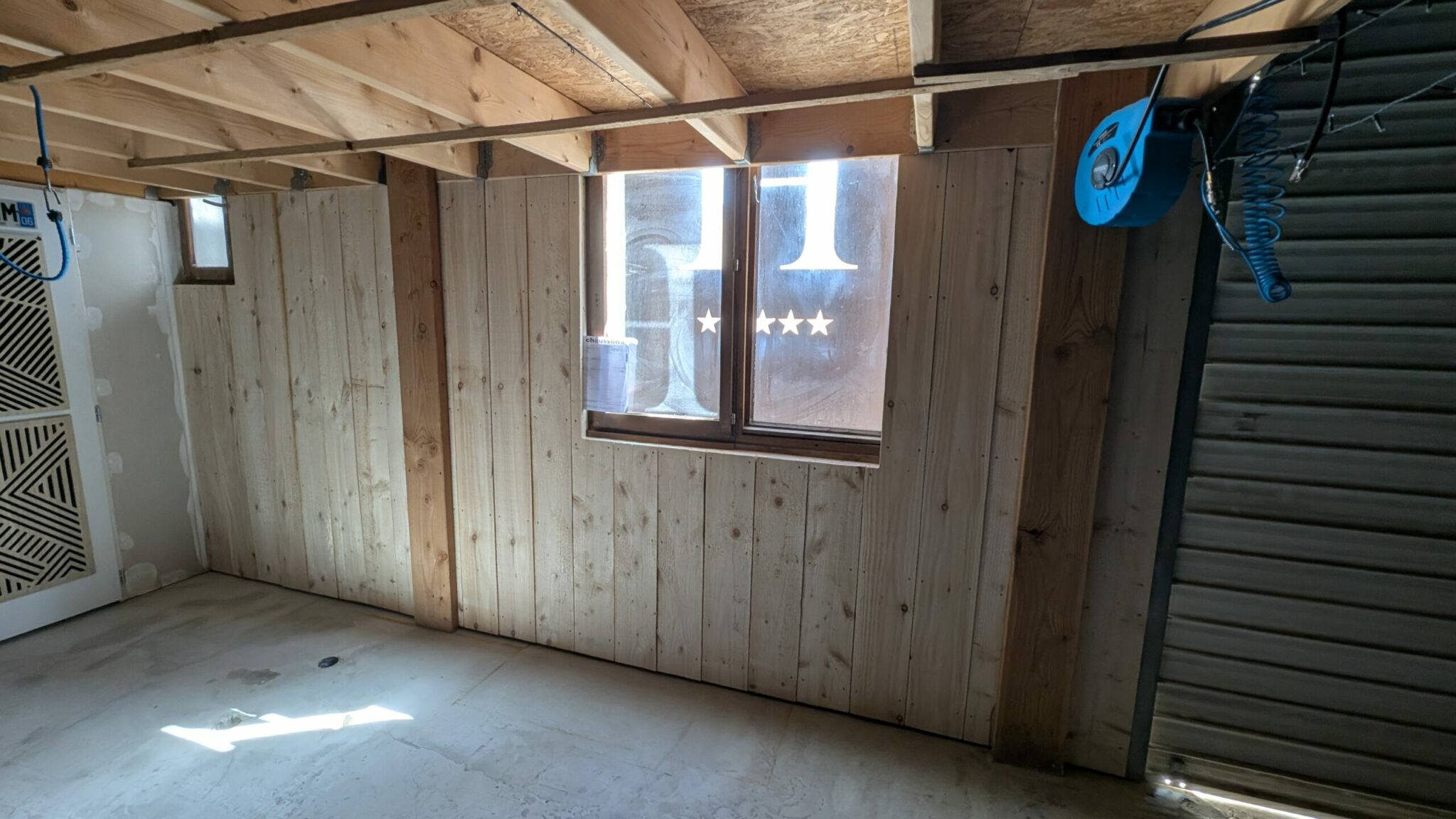 Bardage en planches de bois clair posé sur les murs d’un garage à Gruissan
